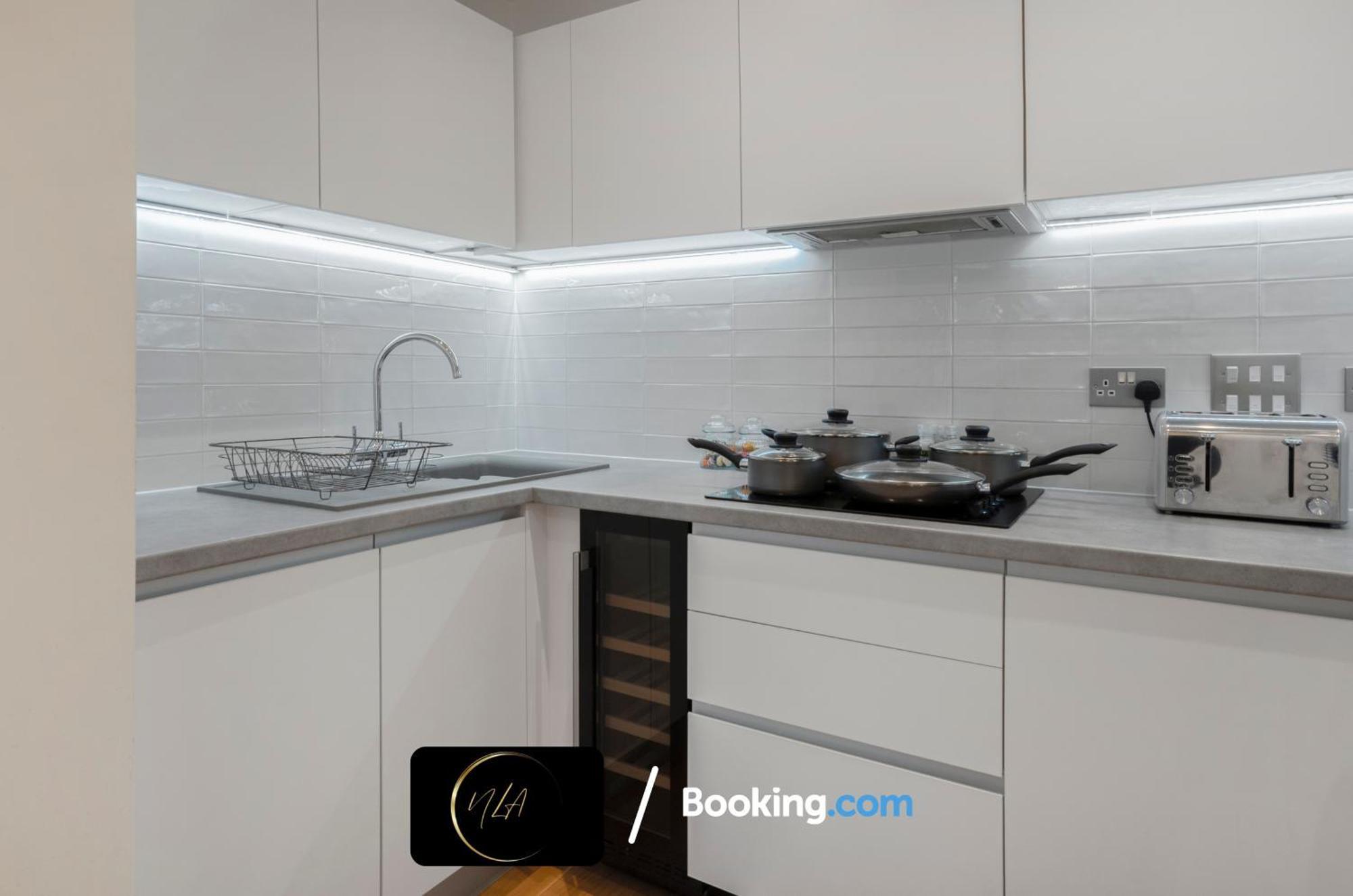 City Centre Apartment With Free Parking, 2 Bathrooms, Netflix And Wifi - Suitable For Contractors And Families - By Noor Luxury Accommodations Birmingham Kültér fotó
